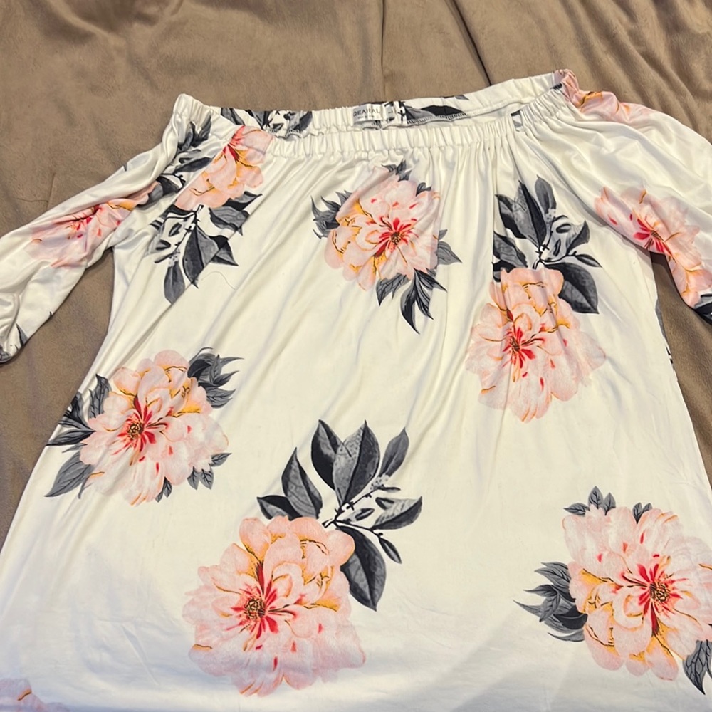 Size large floral off the shoulder, ties on the 3/4 sleeve